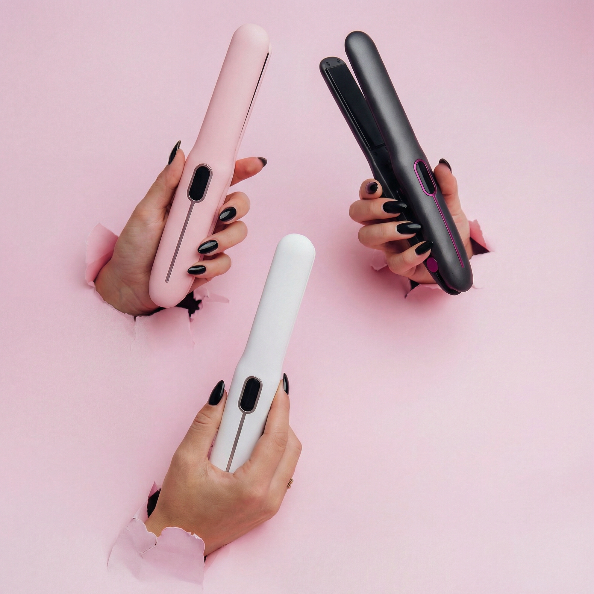 Trois brosses chauffantes lissantes sans fil Ozera hair en plusieurs coloris, tenues en main sur fond rose