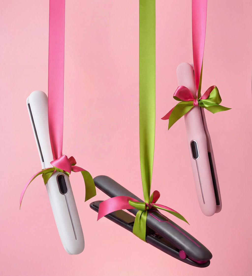 Mini lisseur sans fil Ozera Hair présentés en coffret cadeau sur fond rose